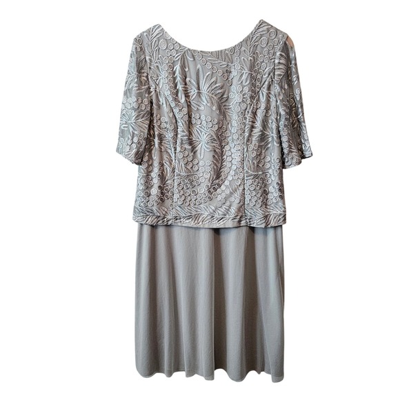 Alex Evenings Dresses & Skirts - Alex Evenings Silver Gray Embroidered Lace Cowl Back Formal Dress 14